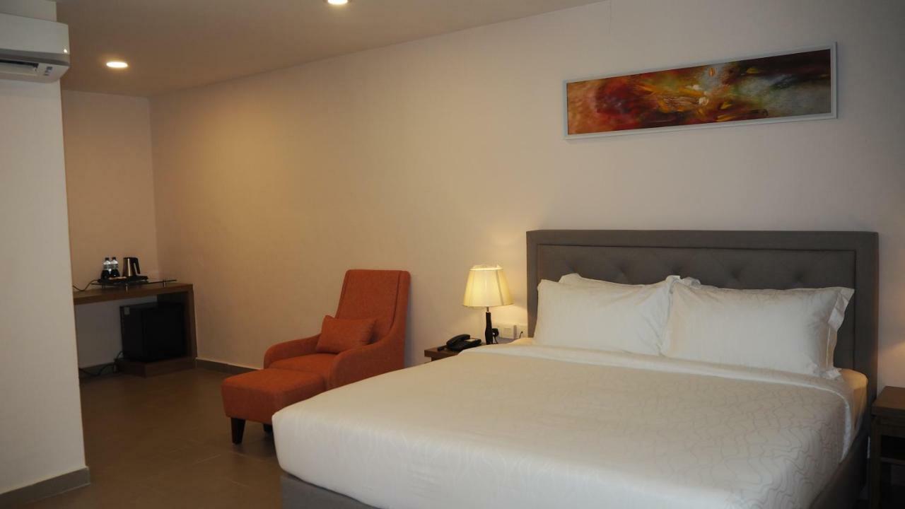 Lotus Seaview Beach Resort, Pengerang Kampung Sungai Rengit Exterior foto