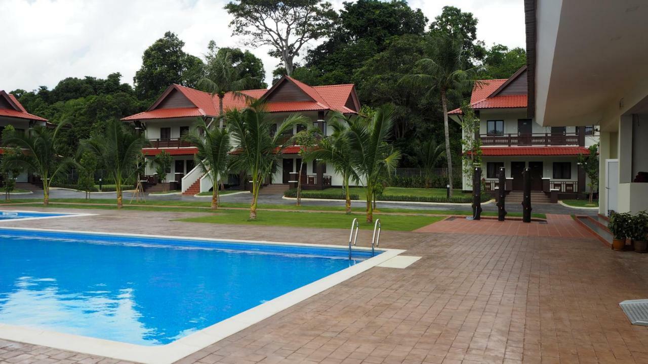 Lotus Seaview Beach Resort, Pengerang Kampung Sungai Rengit Exterior foto