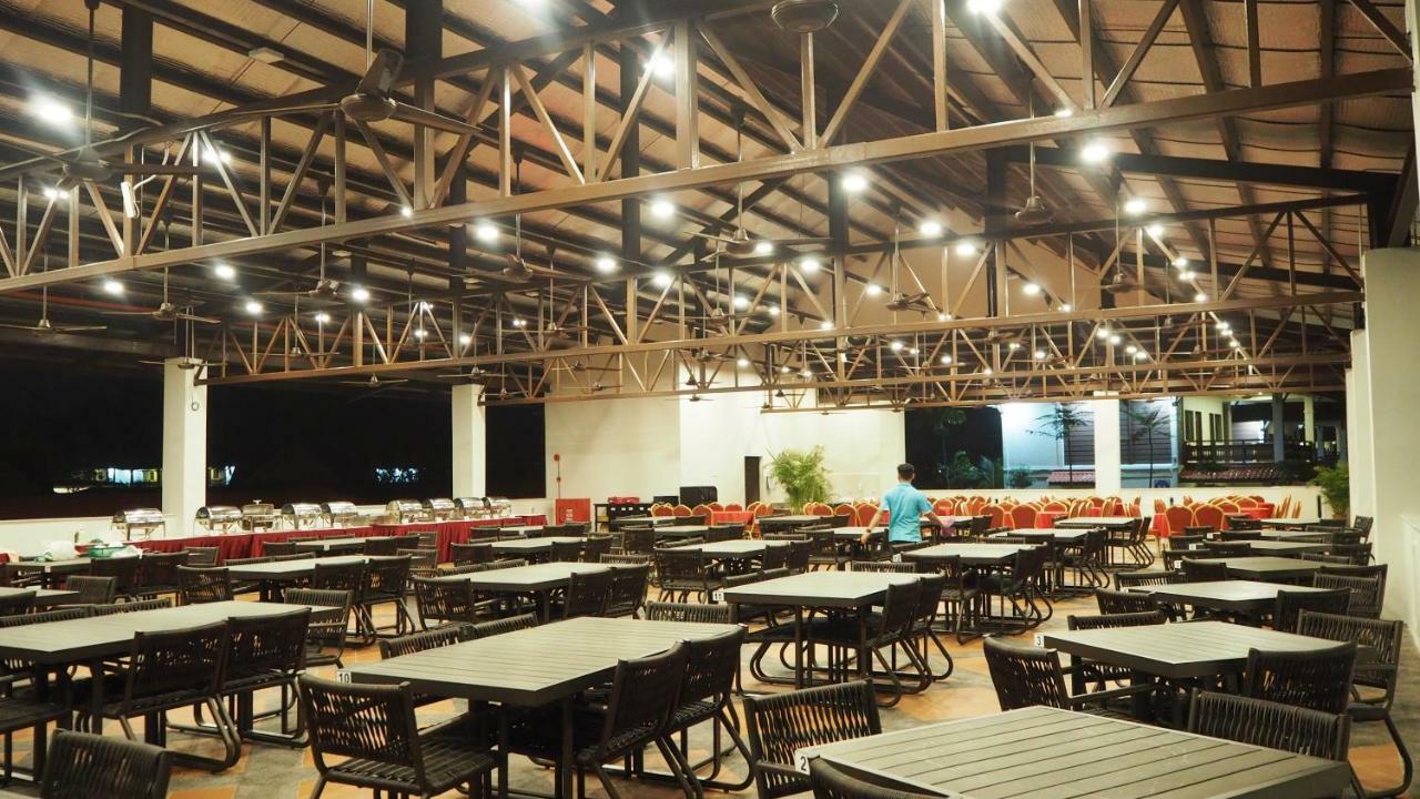 Lotus Seaview Beach Resort, Pengerang Kampung Sungai Rengit Exterior foto
