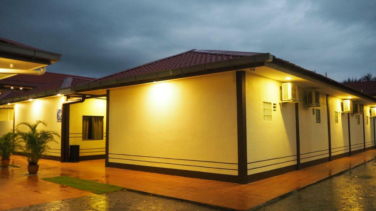 Lotus Seaview Beach Resort, Pengerang Kampung Sungai Rengit Exterior foto