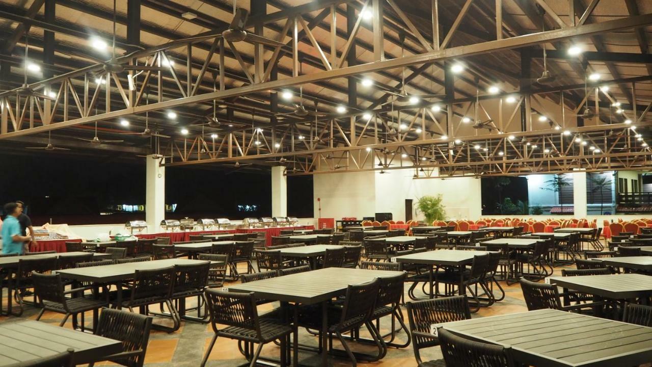 Lotus Seaview Beach Resort, Pengerang Kampung Sungai Rengit Exterior foto
