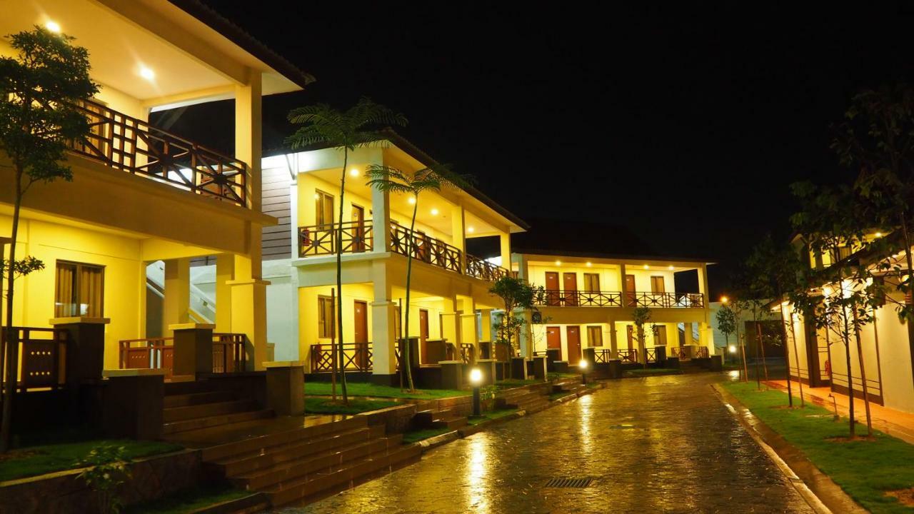 Lotus Seaview Beach Resort, Pengerang Kampung Sungai Rengit Exterior foto