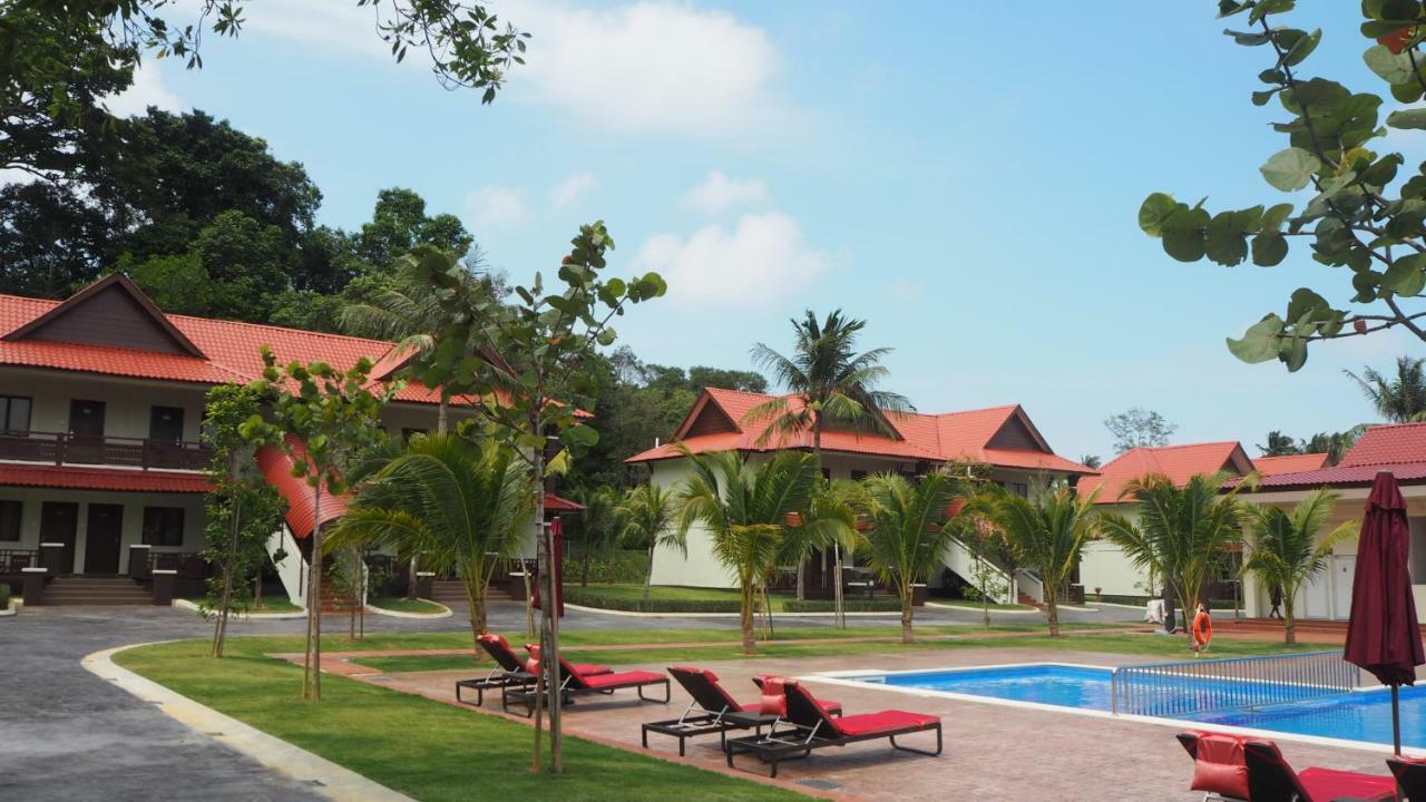 Lotus Seaview Beach Resort, Pengerang Kampung Sungai Rengit Exterior foto