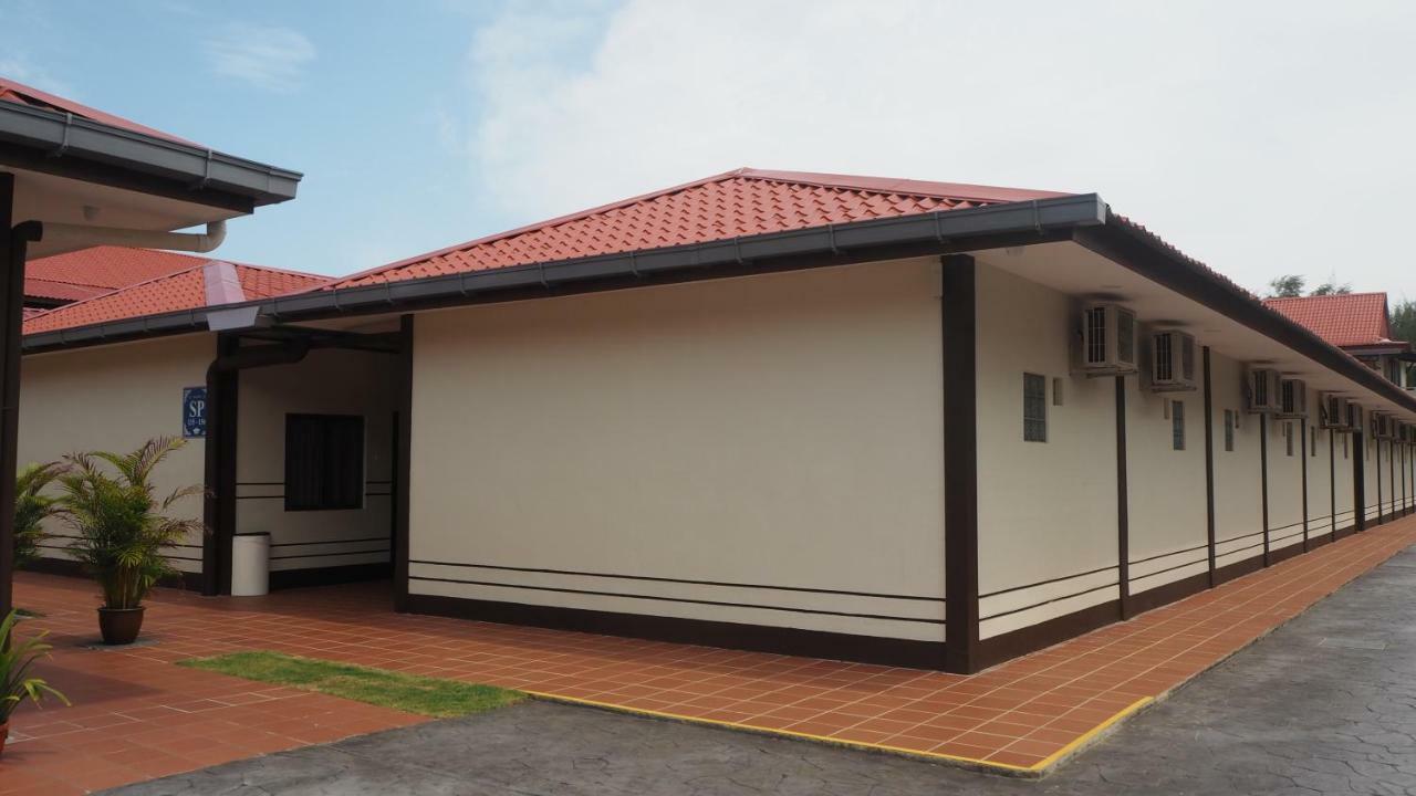 Lotus Seaview Beach Resort, Pengerang Kampung Sungai Rengit Exterior foto