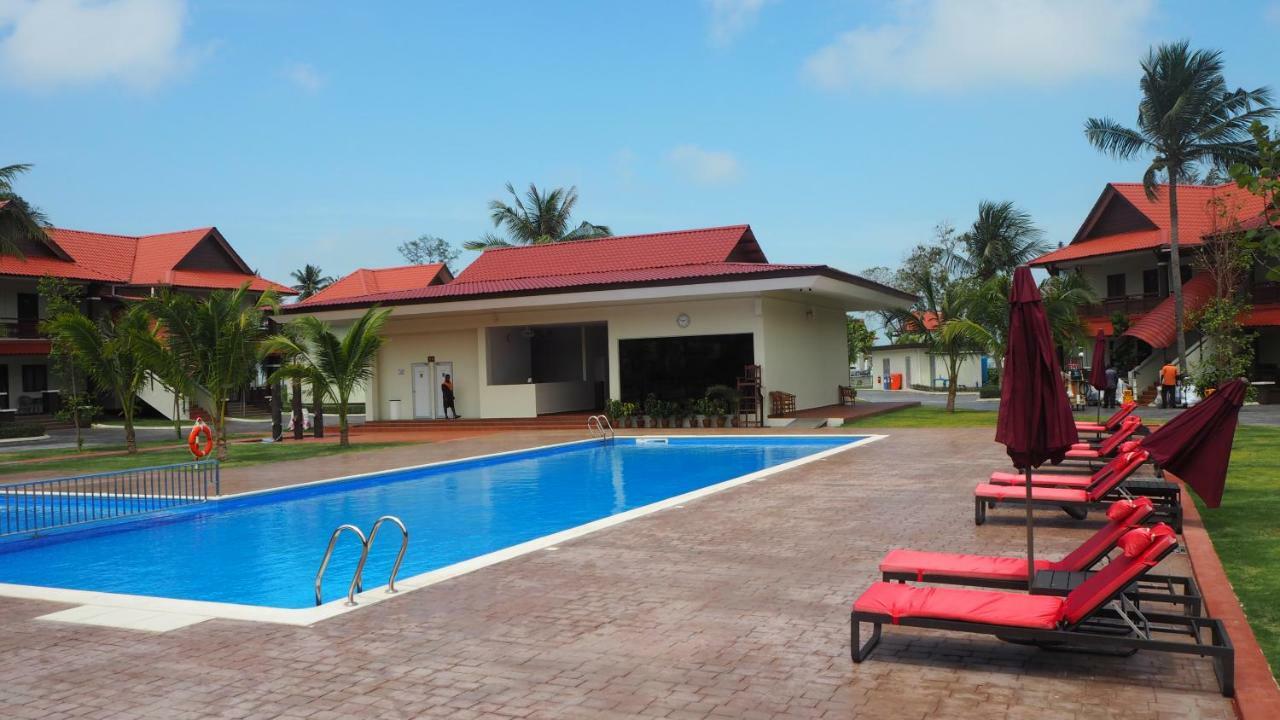 Lotus Seaview Beach Resort, Pengerang Kampung Sungai Rengit Exterior foto
