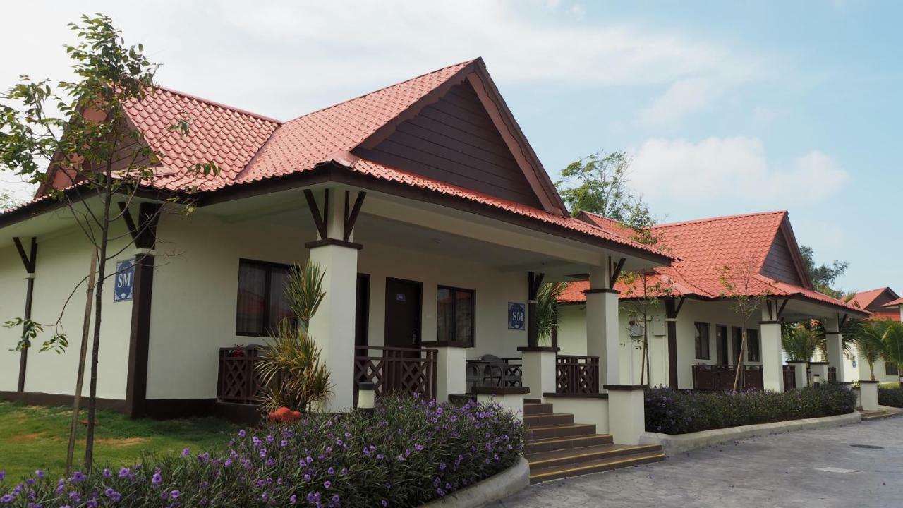 Lotus Seaview Beach Resort, Pengerang Kampung Sungai Rengit Exterior foto