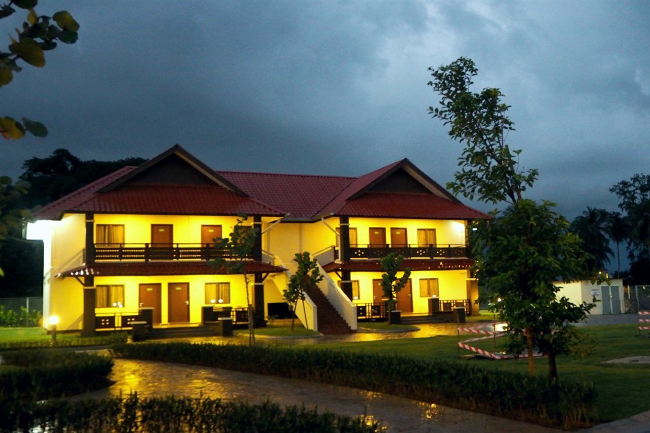 Lotus Seaview Beach Resort, Pengerang Kampung Sungai Rengit Exterior foto